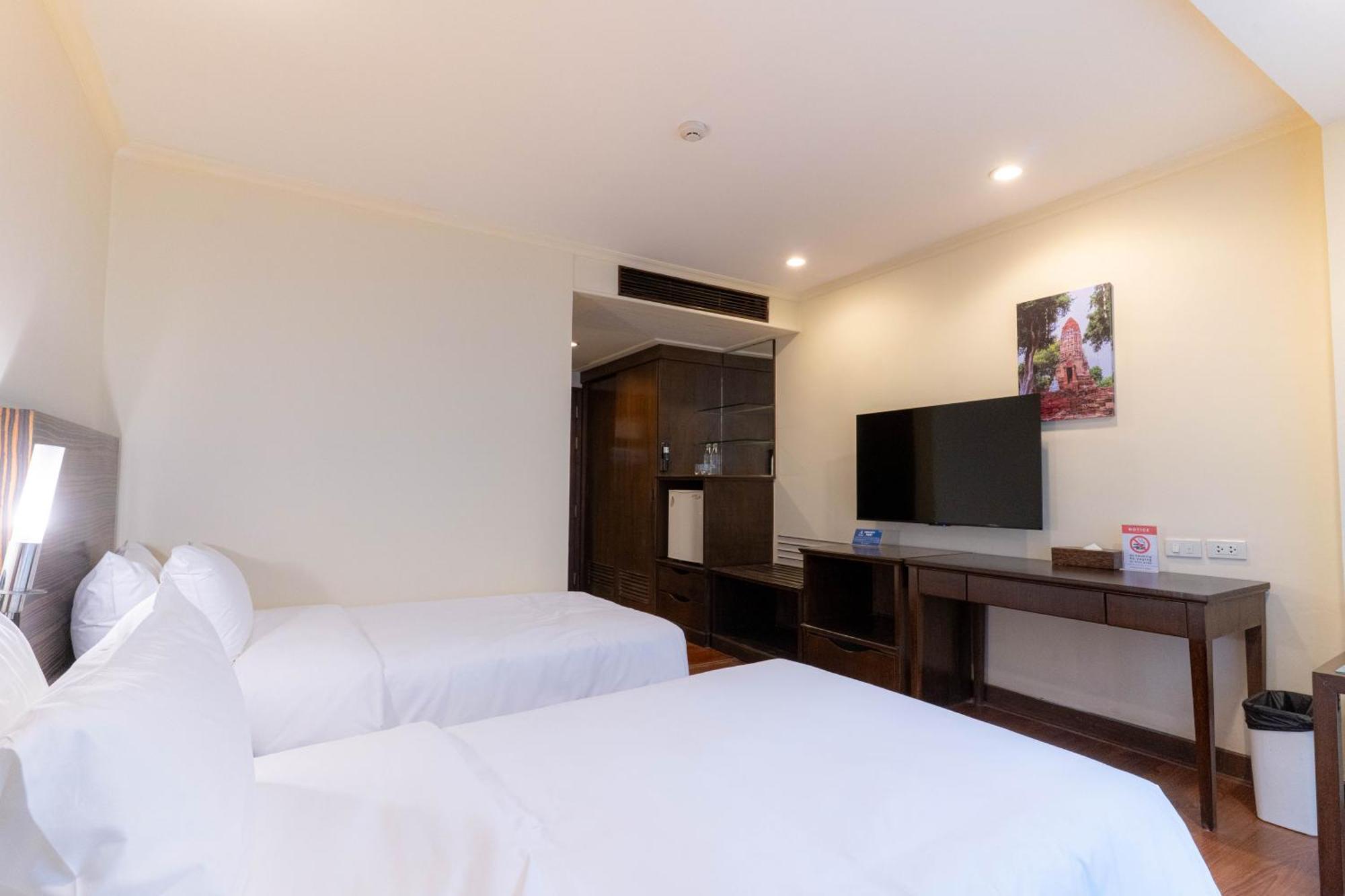 Journeyhub Sukhumvit 26, Bangkok - Formerly St James Hotel Exterior foto